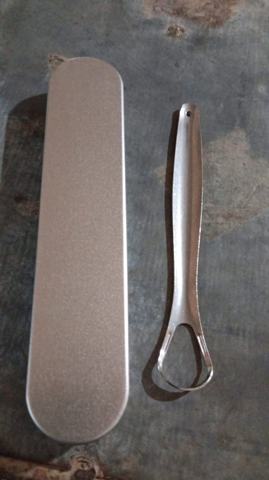 Stainless Steel Tongue Scraper Tongue Cleaners (1Pc With Metal Case) Stainless Steel Tongue Scraper Tongue Cleaners (1Pc With Metal Case)